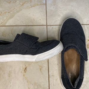 Tom’s Velcro shoes